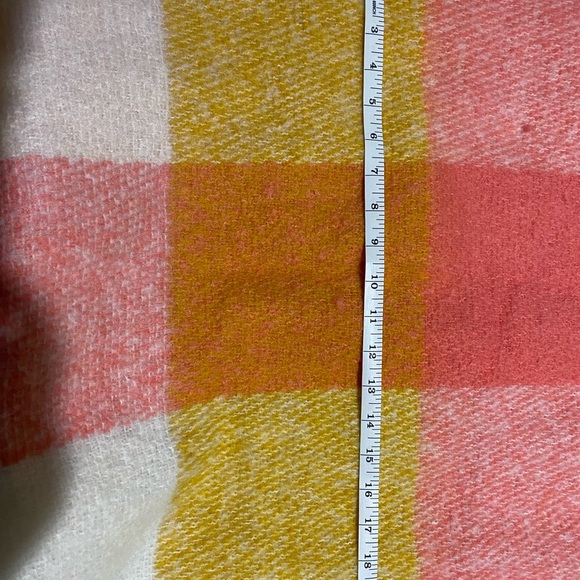 Steve Madden large check scarf/shawl, never worn - Picture 7 of 7